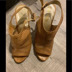 'Me Too' sandals with straps. Size 7.5 Very neutral color!